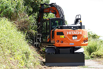 ギンネムなど樹木の伐根作業