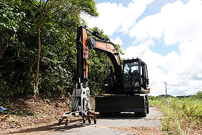 新型の機動性に優れるタイヤユンボ(ZX125)